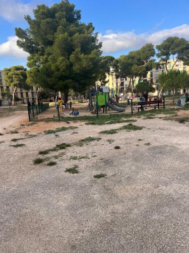 Playground, Apt Chic with view on Collines de Marcel Pagnol Wifi free parking and clim in Montolivet