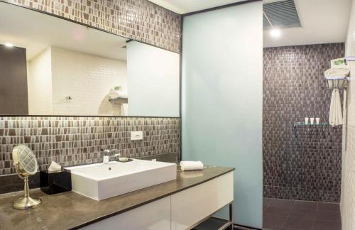 One-Bedroom Suite with City View image 3