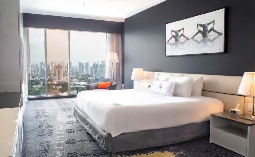 One-Bedroom Suite with City View image 2
