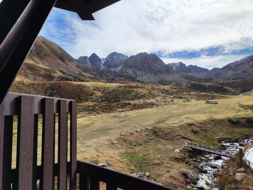 Apartment with Mountain View