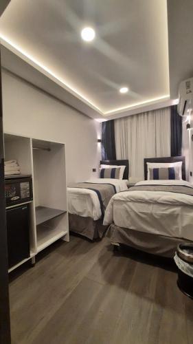 Twin Room image 4