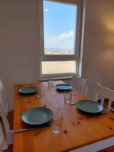 المرافق, בריזה במדבר in Hatzeva