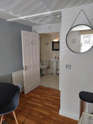 The Bath House Apartments - Free 1st breakfast - FREE parking - image 3