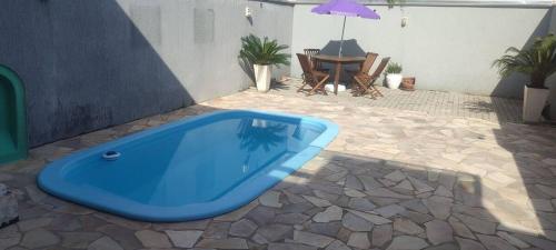 Casa com piscina duas quadras da praia