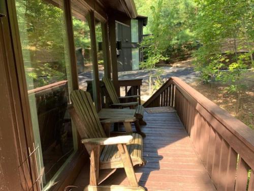 ระเบียง/ชานเรือน, Round Cabin - 5 Min to Bedford PA - Deck - Hike- Golf in เบดฟอร์ด (PA)
