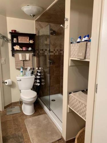 ห้องน้ำ, Round Cabin - 5 Min to Bedford PA - Deck - Hike- Golf in เบดฟอร์ด (PA)