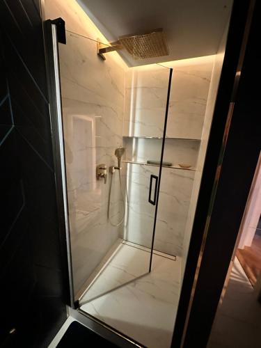 Skyline elegance with free parking