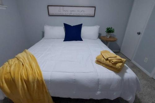 Houston Condo Near Everything! Sleeps 7! - Tap to explore photos