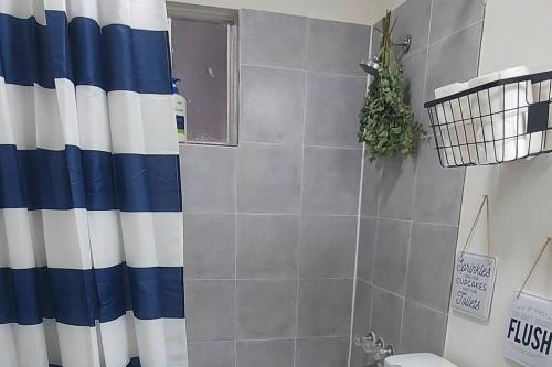 Houston Condo Near Everything! Sleeps 7! in Houston, USA