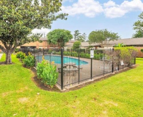 Houston Condo Near Everything! Sleeps 7! in Houston, USA