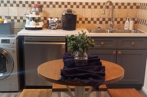 Houston Condo Near Everything! Sleeps 7! in Houston, USA
