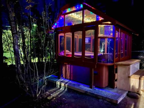 Hot Tub Stunning Mountain Views 2 kitchens 4 bedroom 2 bathroom