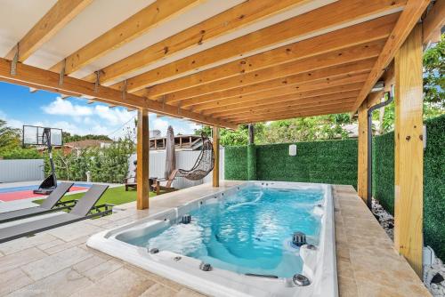 บริการและสิ่งอำนวยความสะดวก, Peaceful Rental Retreat in Miami Jacuzzi, BBQ L25 in ไฮอาลีอาห์ (FL)
