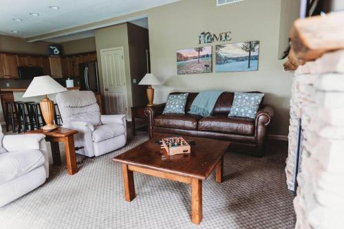 Spacious condo for 6 on Golf course, Pool Pass