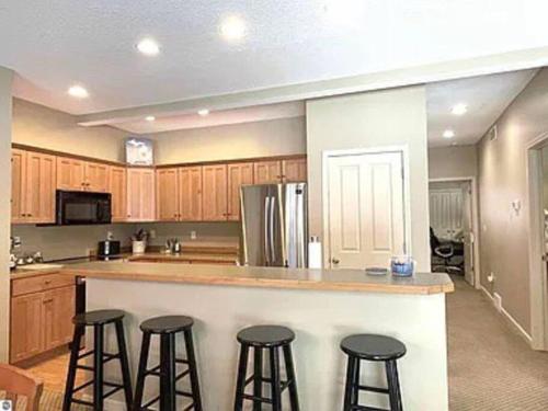 Spacious condo for 6 on Golf course, Pool Pass