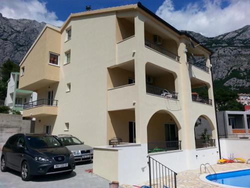 2 bedrooms, 3 beds