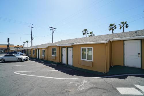 SIGNAL HILL MOTEL BEACH MOTEL
