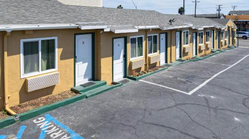 SIGNAL HILL MOTEL BEACH MOTEL