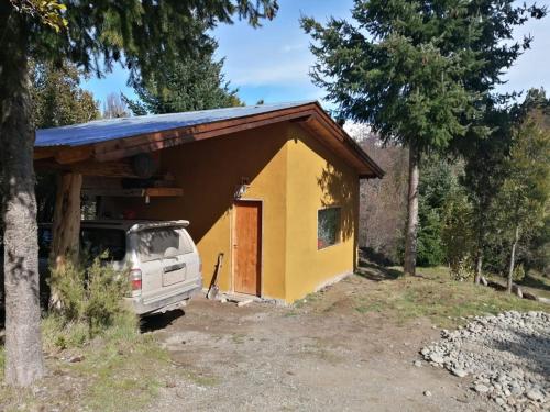 Hermosa casa rodeada de bosque