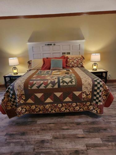 Moonlight Manor Bed & Breakfast in Floyd, USA