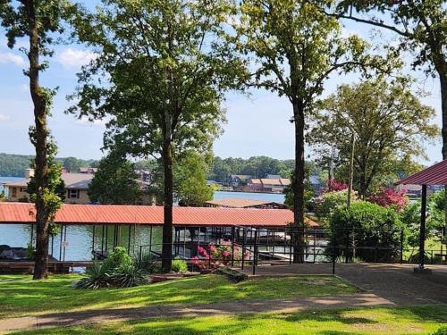 LAKEFRONT 7 MIN to OAKLAWN & 10 MIN to DOWNTOWN STR License #A22-0004 in Hot Springs, USA