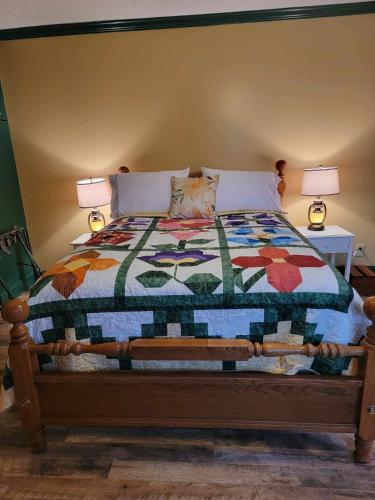 Moonlight Manor Bed & Breakfast in Floyd, USA