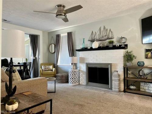 Lakeview - Lake Erie - Ashtabula, OH - 5 Min to GOTL - Fireplace- Deck - King Bed in Ashtabula, USA