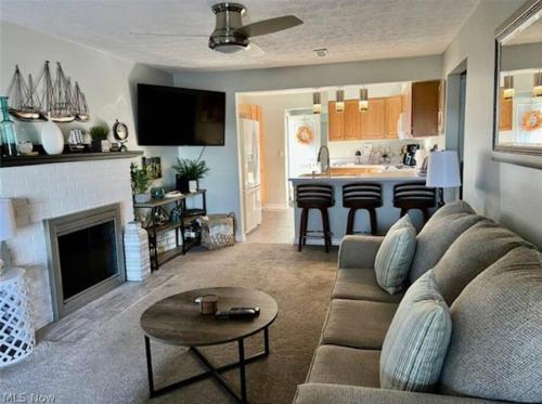 Lakeview - Lake Erie - Ashtabula, OH - 5 Min to GOTL - Fireplace- Deck - King Bed in Ashtabula, USA