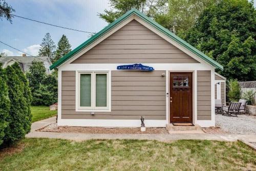 Cozy Tiny House Bungalow 7 Blocks from Campus