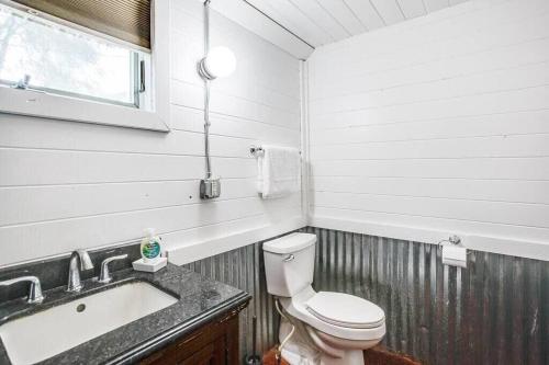 Cozy Tiny House Bungalow 7 Blocks from Campus