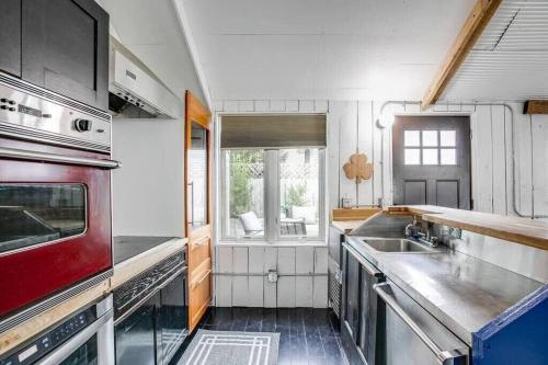 Cozy Tiny House Bungalow 7 Blocks from Campus