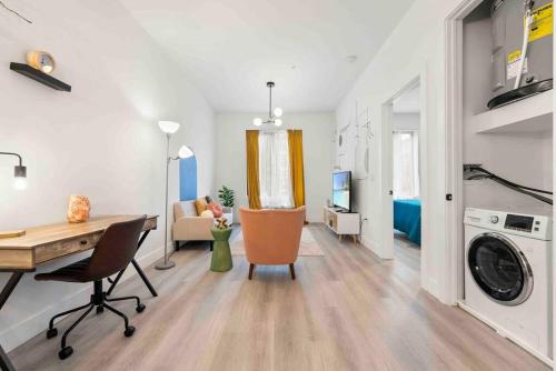 Contemporary Luxury BR, EWR AIRPT, Nyc, Free Pkng, Prudential CNTR, American Dream Mall in Elizabeth