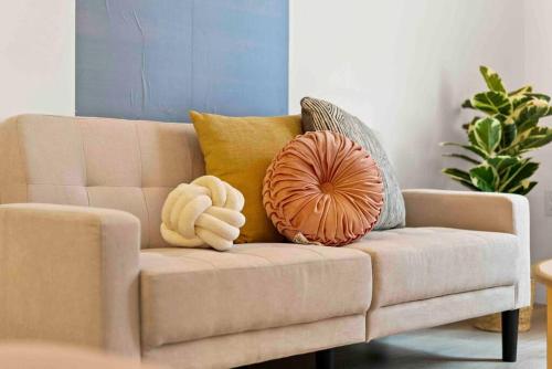 Contemporary Luxury BR, EWR AIRPT, Nyc, Free Pkng, Prudential CNTR, American Dream Mall in Elizabeth, USA