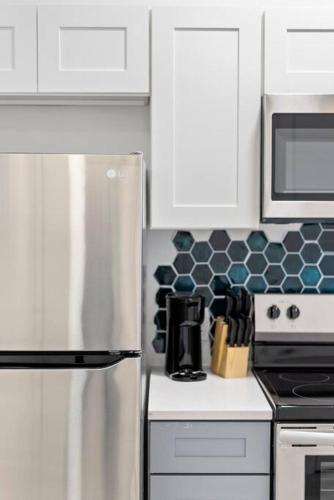 Contemporary Luxury BR, EWR AIRPT, Nyc, Free Pkng, Prudential CNTR, American Dream Mall in Elizabeth