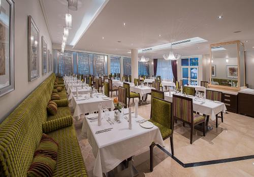 Restaurant, The George Hotel in Ikoyi