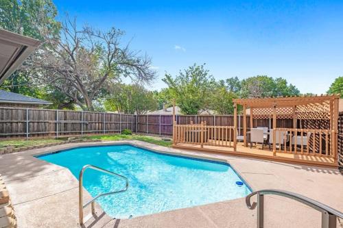 Newly remodeled 5BR 3BA w/pool 16 ppl in Allen, USA