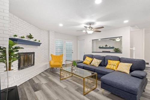 Newly remodeled 5BR 3BA w/pool 16 ppl in Allen, USA