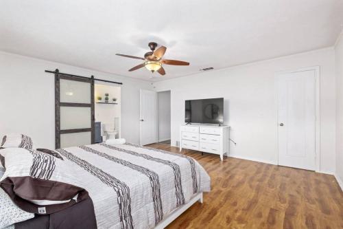 Newly remodeled 5BR 3BA w/pool 16 ppl in Allen, USA