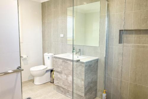 Badkamer, Stone's Throw To The Beach 2 92 Rocky Point Road in Fingal Bay
