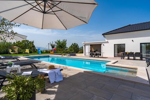 Villa Lukas with 44m2 pool in Makarska hinterland in Gornji Vinjani