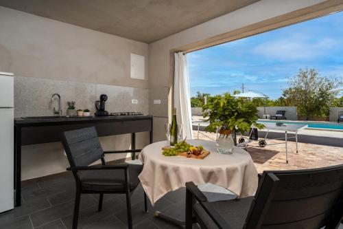 virtuve, Villa Lukas with 44m2 pool in Makarska hinterland in Gornji Vinjani