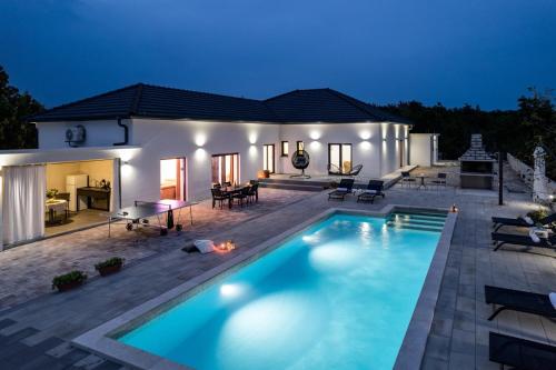Skats, Villa Lukas with 44m2 pool in Makarska hinterland in Gornji Vinjani