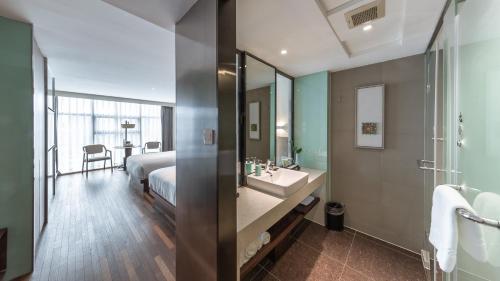 Pagoda Design Hotel Hangzhou Center West Lake - image 2
