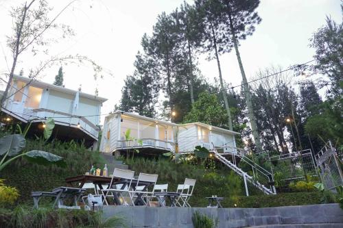 Over Easy Glamping Site in Dago Atas