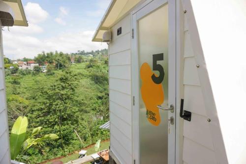 Over Easy Glamping Site in Dago Atas