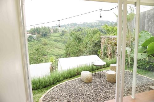 Over Easy Glamping Site in Dago Atas