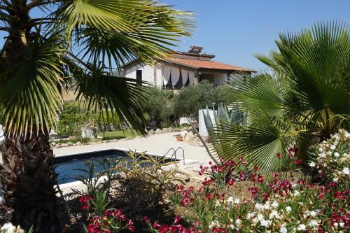  Villa NERO BIANCO, Havre de paix, oliviers, maison et piscine privées in Raffadali