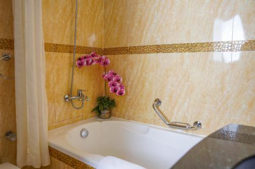 room detail thumbnail 2