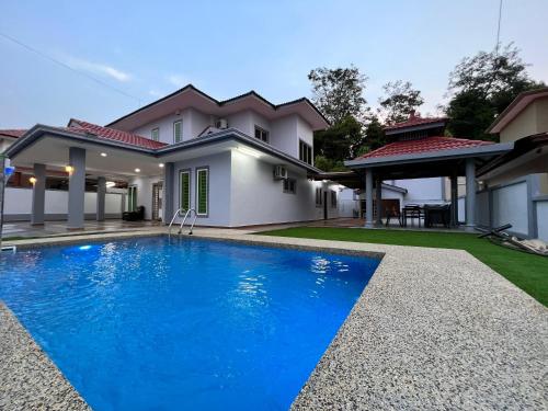 Bearbrick homestay with pool, Port Dickson