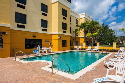 สระว่ายน้ำ, คอมฟอร์ต สวีท เวโรบีช I-95 (Comfort Suites Vero Beach I-95) in เวโรบีช (FL)